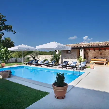 Grosses Natursteinhaus Mit Pool Auf Weitlaeufigem Grundstueck In Herrlicher Naturlandschaft Gelegen * Peresiji
