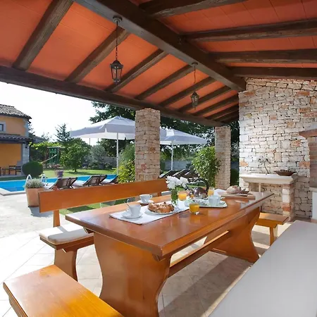 Grosses Natursteinhaus Mit Pool Auf Weitlaeufigem Grundstueck In Herrlicher Naturlandschaft Gelegen Semesterbostad Peresiji