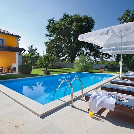 Grosses Natursteinhaus Mit Pool Auf Weitlaeufigem Grundstueck In Herrlicher Naturlandschaft Gelegen Nyaraló