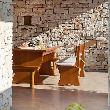 Nyaraló Grosses Natursteinhaus Mit Pool Auf Weitlaeufigem Grundstueck In Herrlicher Naturlandschaft Gelegen Peresiji