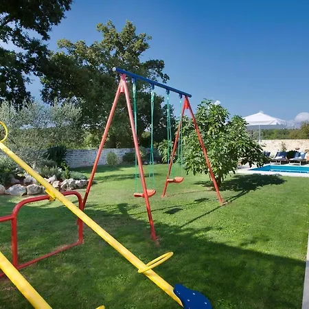 Grosses Natursteinhaus Mit Pool Auf Weitlaeufigem Grundstueck In Herrlicher Naturlandschaft Gelegen Peresiji